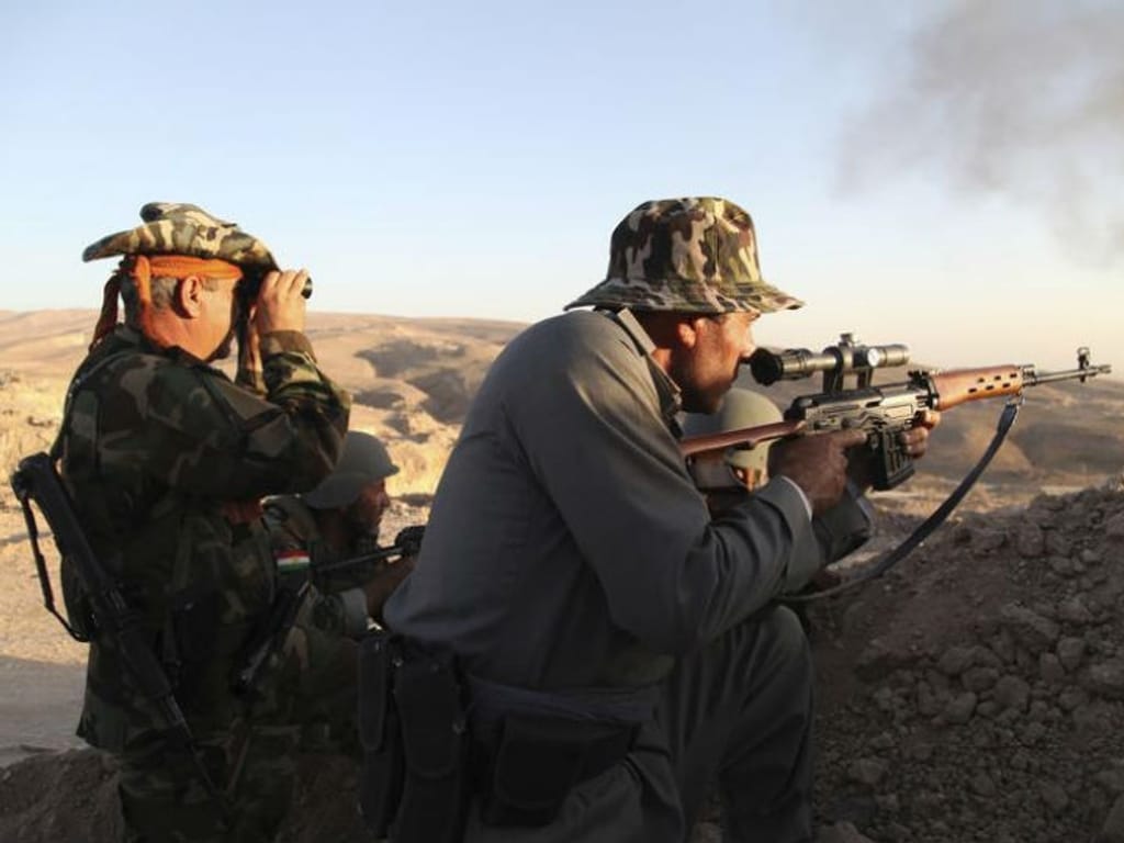 Forças de segurança curdas «peshmergas» combatem jihadistas do Estado Islâmico