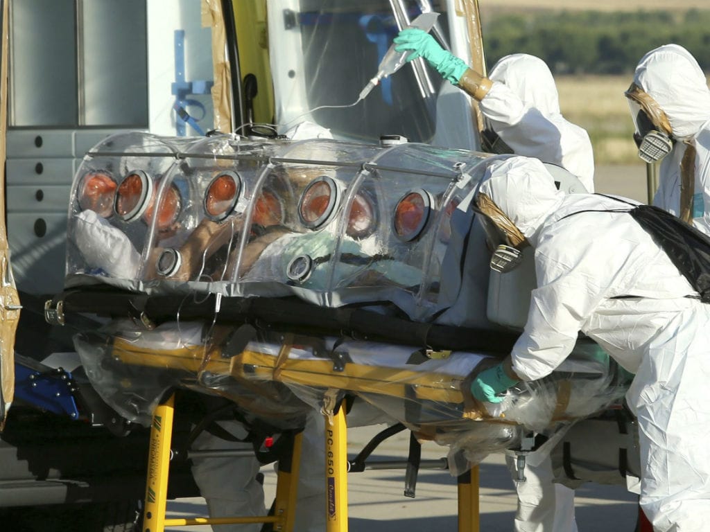 Padre espanhol com ébola repatriado para Madrid [EPA]
