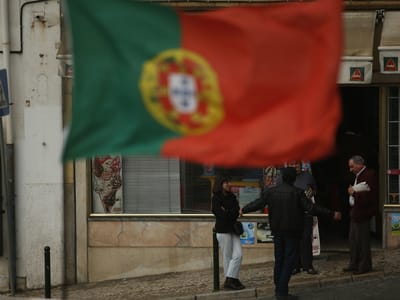 Salário mínimo em Portugal a meio da tabela da UE - TVI
