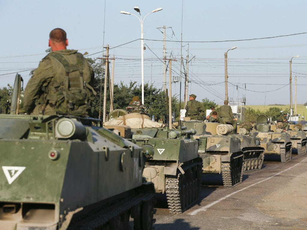 Tanques russos em movimento junto à fronteira (REUTERS)