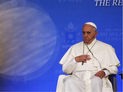 Papa telefonou a jovem abusado por 10 padres - TVI