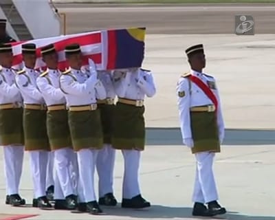 MH17: corpos de vítimas malaias chegam a Kuala Lumpur - TVI