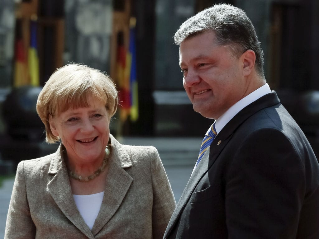 Chanceler alemã com o presidente ucraniano Petro Poroshenko. Merkel está de visita à Ucrânia (Reuters)