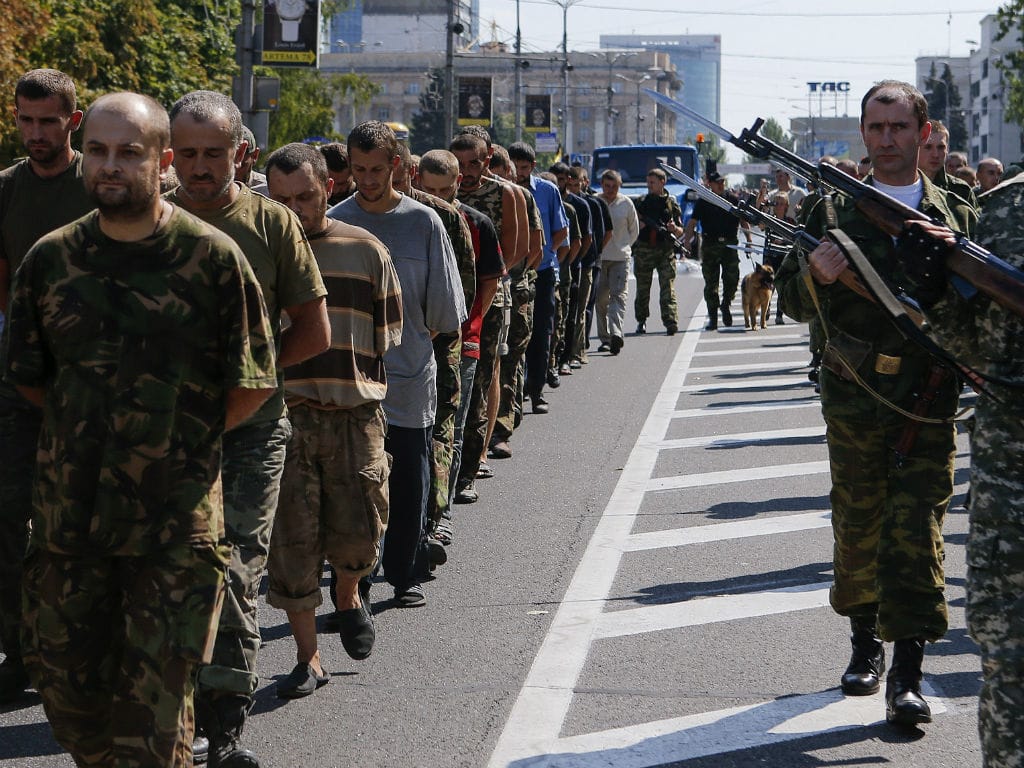 Ucrânia: Rebeldes apresentam dezenas de prisioneiros de guerra em Donetsk (Reuters)
