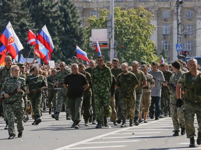 Rebeldes apresentam prisioneiros de guerra em Donetsk - TVI