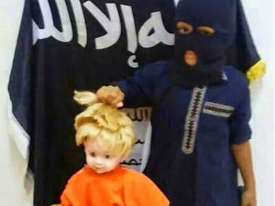 Criança recria decapitação de James Foley com boneca - TVI