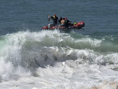 Pescador que caiu ao mar na Póvoa de Varzim "em estado critico" - TVI
