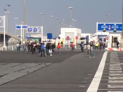 Porto de Calais reabre após retirada de migrantes de ferry - TVI