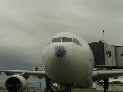 Granizo destrói nariz de avião - TVI