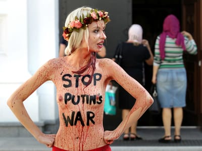 Jovem despe-se em protesto contra Putin - TVI