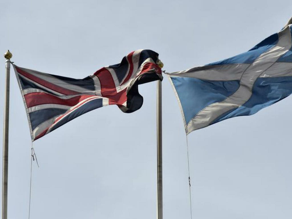 Bandeiras do Reino Unido e da Escócia [Foto: Reuters]
