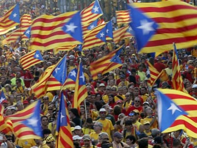 Separatistas catalães manifestam-se nas ruas pela independência - TVI