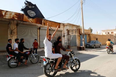 EUA e aliados árabes lançaram 20 ataques aéreos contra Estado Islâmico - TVI