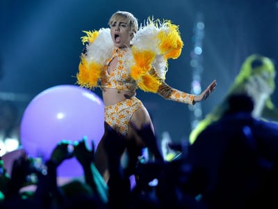 Miley Cyrus e Flaming Lips vão despir-se em concerto - TVI