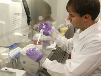 Cientistas japoneses identificam genes causadores de doença rara - TVI