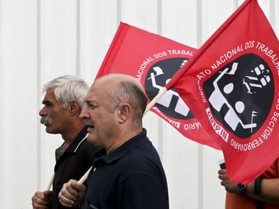 Trabalhadores da EMEF protestam contra privatização da empresa - TVI