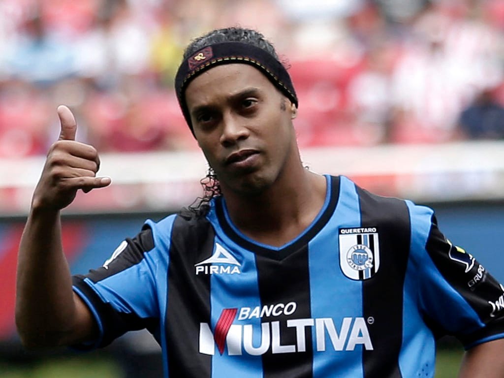 Ronaldinho já marca golos no México (Reuters)