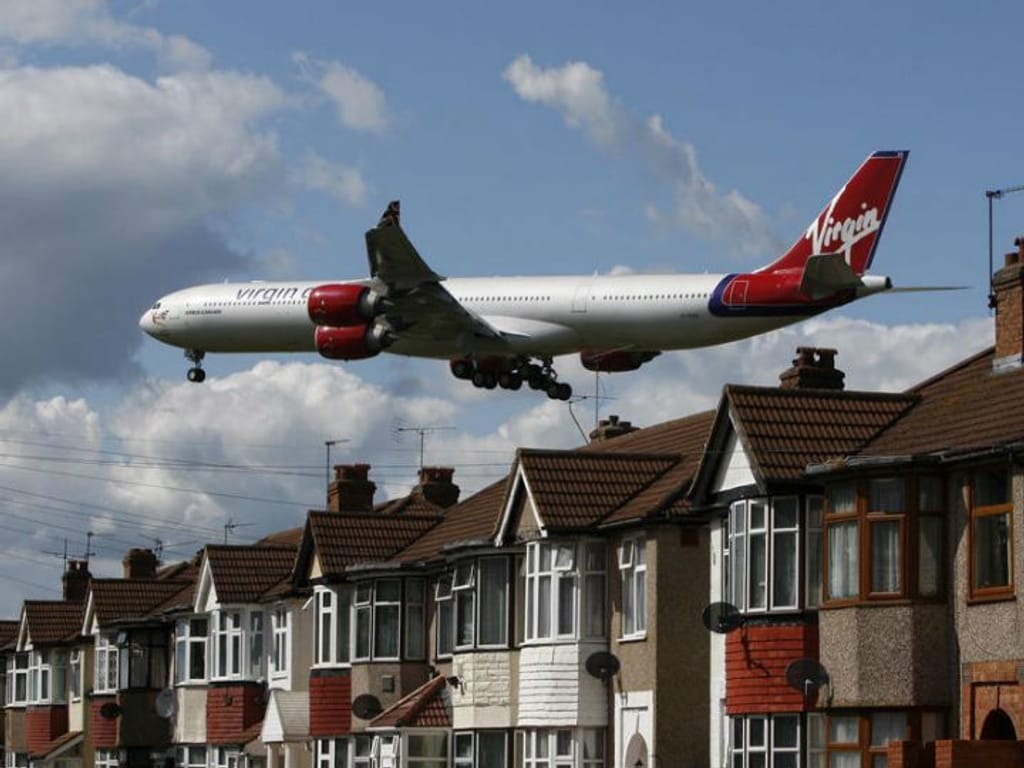 Avião da Virgin Atlantic teve de ser desviado da rota inicial devido ao comportamento de um dos passageiros (Reuters)