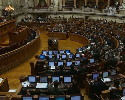 Parlamento vai votar alargamento das responsabilidades parentais - TVI