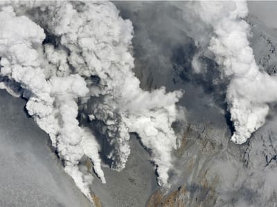 Vulcão Ontake: autoridades encontram 30 pessoas em paragem cardíaca - TVI