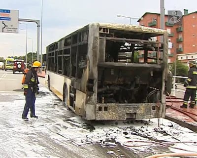 Autocarro incendeia-se em Coimbra - TVI