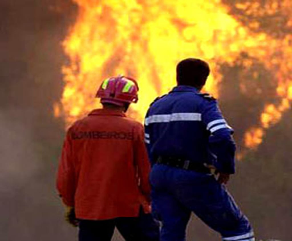 Bombeiros no combate ao fogo (foto de arquivo)