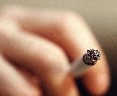 Cada maço de cigarros  vai custar mais  20 cêntimos  em  2005 (Act.) - TVI