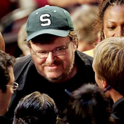 Michael Moore saúda demissão do patrão da GM - TVI