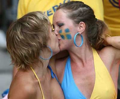 Raparigas beijam-se e vão parar à esquadra - TVI