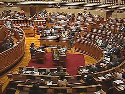 Parlamento rejeita «divórcio a pedido» - TVI