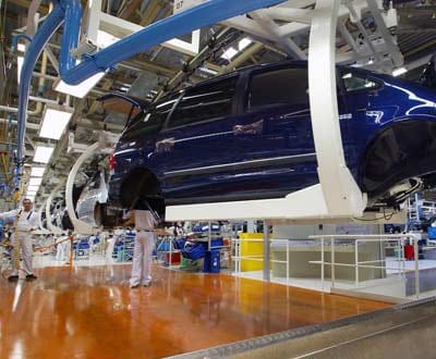 Autoeuropa vai produzir menos 10 mil veículos em 2005 - TVI
