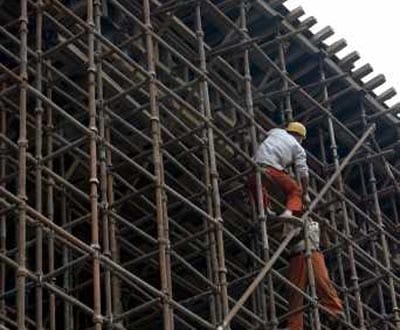 Construção e Obras Públicas com quebra menos acentuada em Abril - TVI
