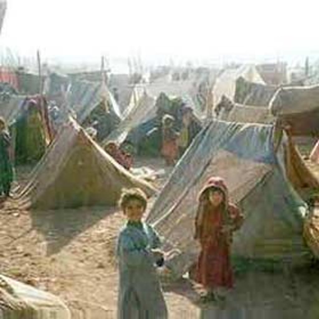 Crianças em campo de refugiados afegão