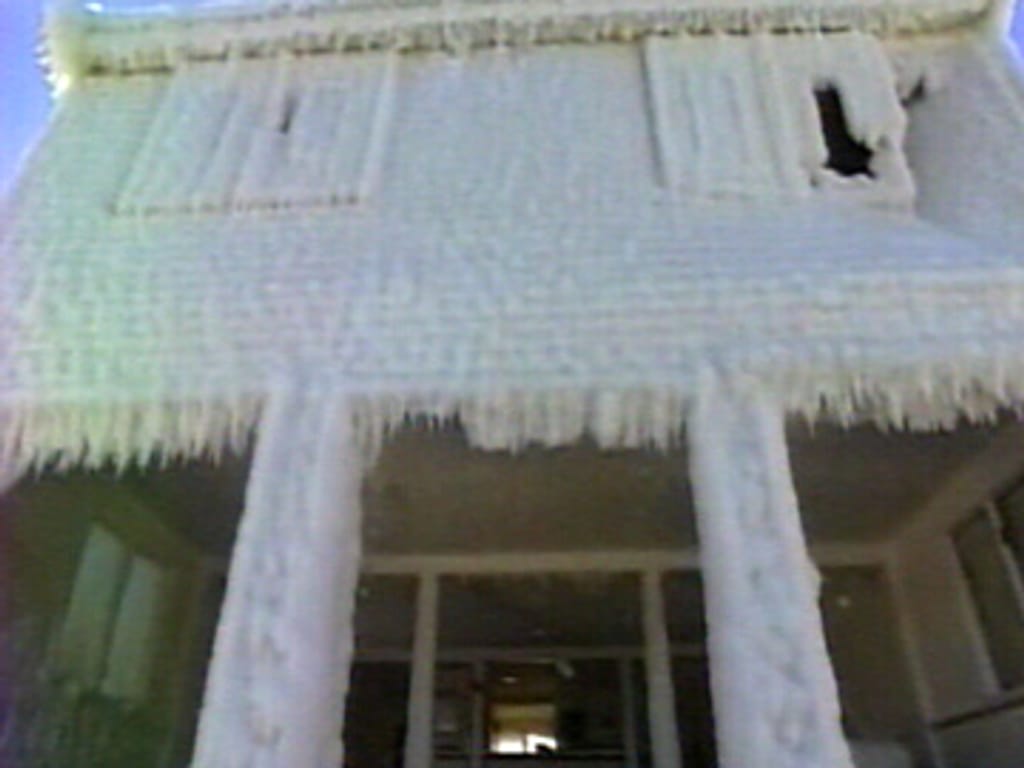 Casas cobertas de gelo nos EUA