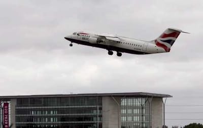 Tempestade com mais de 20 mil raios cancela voos em Londres - TVI