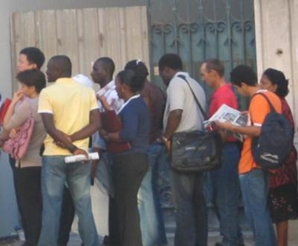 Imigrantes em fila de espera à porta do SEF