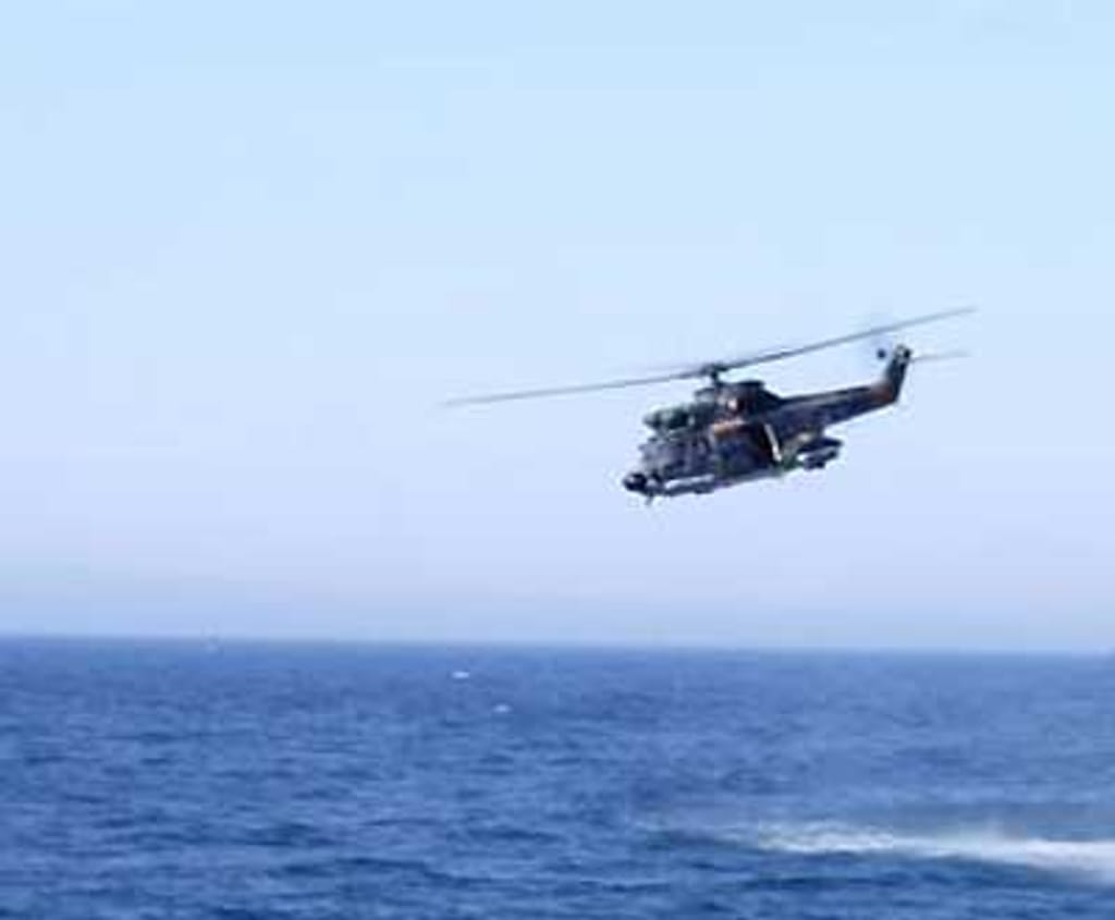 Helicóptero em alto mar