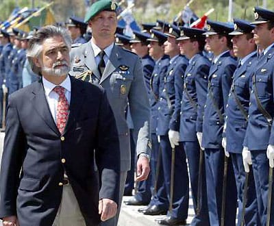 Ministro da Defesa admite redução de contingente português em 2006 - TVI