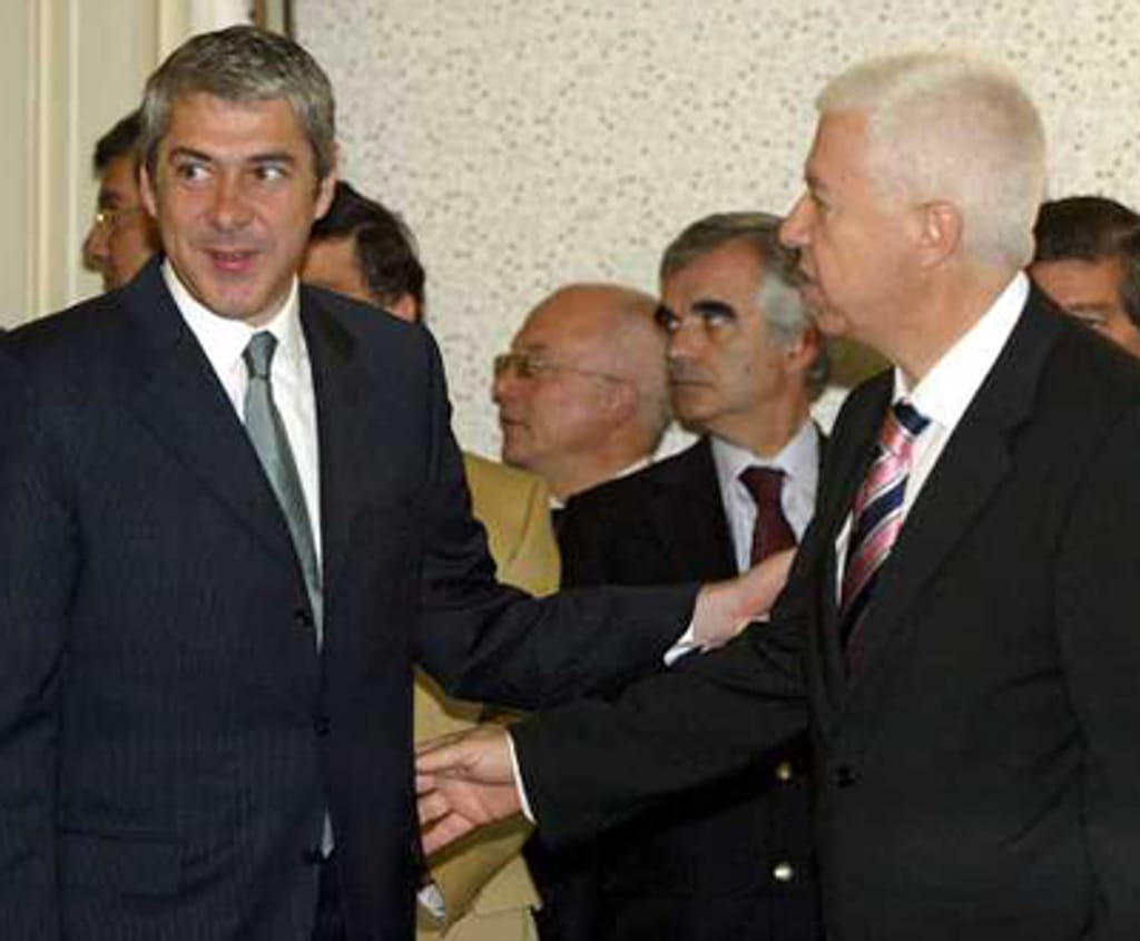 Primeiro-ministro José Sócrates com o novo ministro das Finanças, Teixeira dos Santos