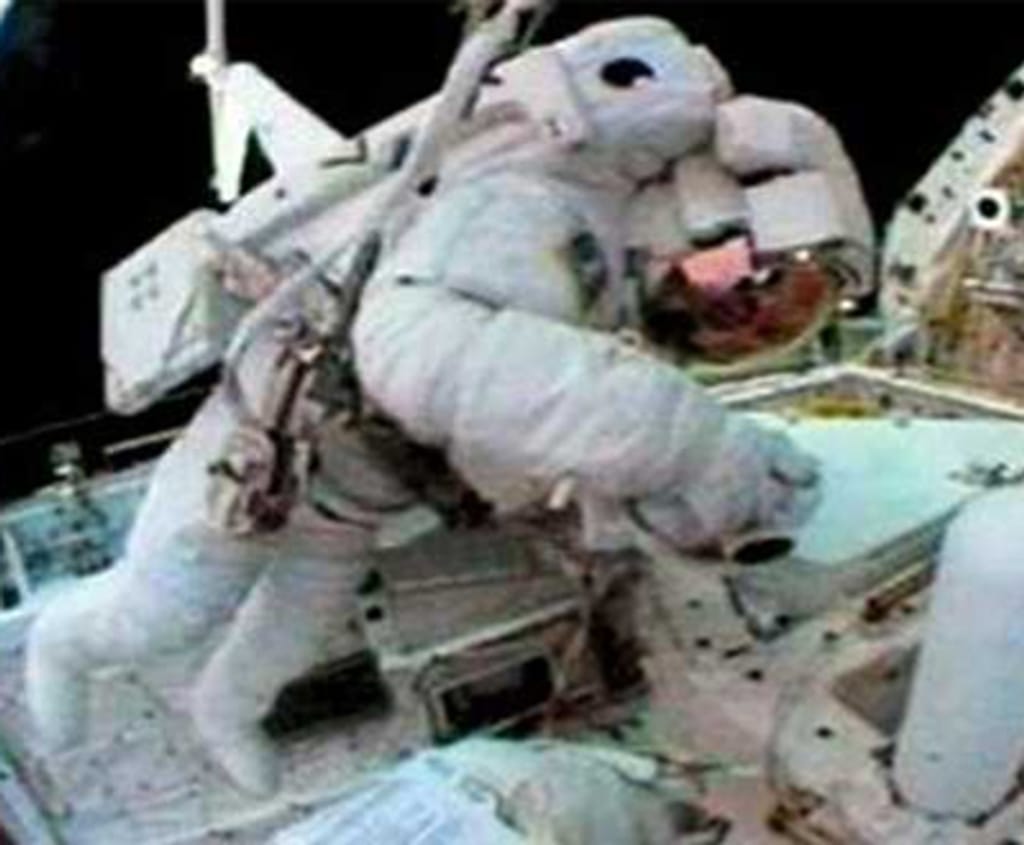 O astronauta Stephen Robinson no exterior da Discovery