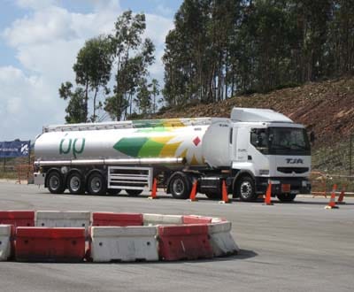 Portugal perde 875 milhões com camiões a abastecer em Espanha - TVI