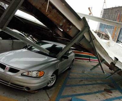 Edifício cede à força de furacão Katrina e causa 50 mortos - TVI