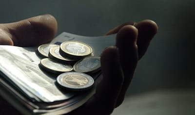 Portugueses só conseguem poupar 8,2 euros por cada 100 euros - TVI