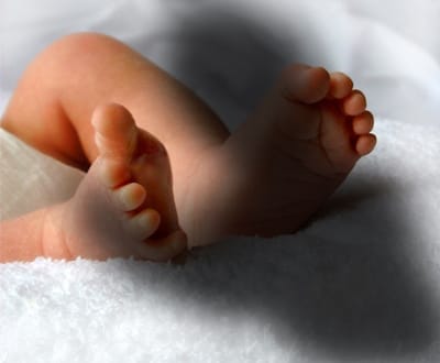 Bebé morta com dois pontapés - TVI