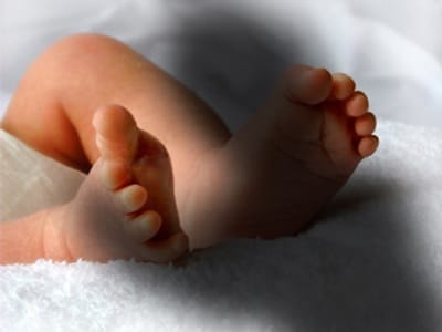 Bebé que caiu do 4º andar em estado «muito grave» - TVI