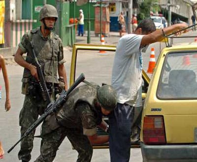 Dez mortos em operações policiais em favelas - TVI