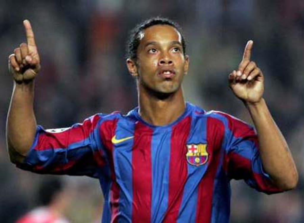 Ronaldinho celebra o golo
