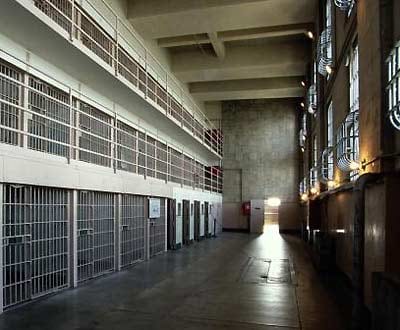 Prisões vão ter mais 300 guardas - TVI