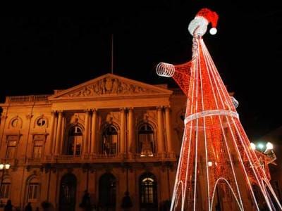 Câmara abdica da iluminação de Natal para ajudar acção social - TVI