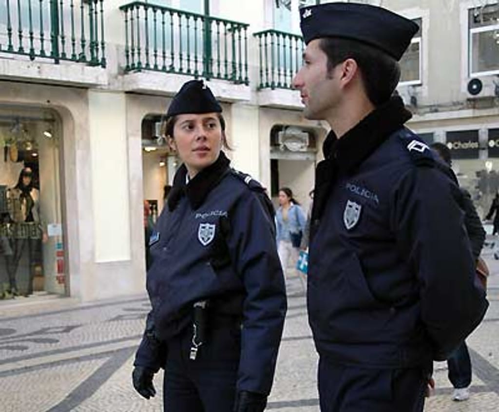 Patrulha da PSP na baixa de Lisboa (Foto Cláudia Lima da Costa)